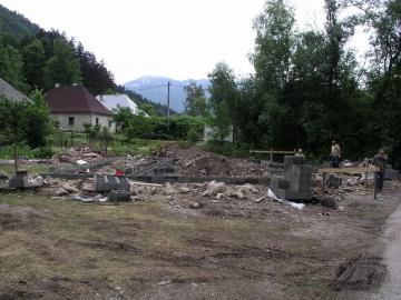 05 08-06-17 Obecné bytovky - zalievanie základov 05 08-06-17 Obecné bytovky - zalievanie základov