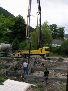 06 08-06-17 Obecné bytovky - zalievanie základov 06 08-06-17 Obecné bytovky - zalievanie základov